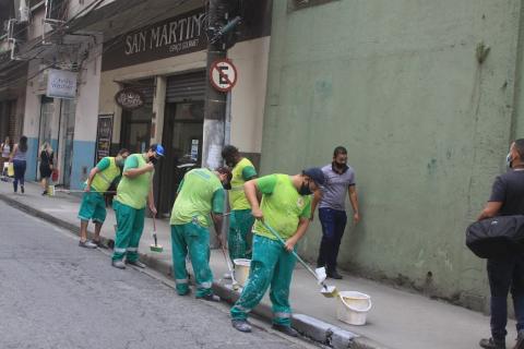 Homens pintam guias da calçada #paratodosverem