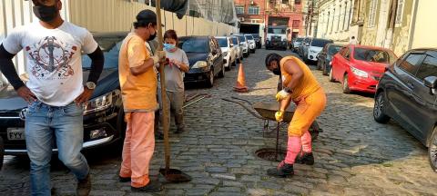 Homens trabalha em rua de paralelepípedo. #paratodosverem