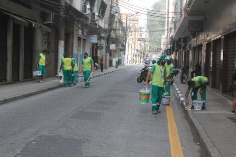Homens trabalhando na rua. #paratodosverem