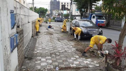 Trabalhadores fazem raspação e capinação na calçada #paratodosverem