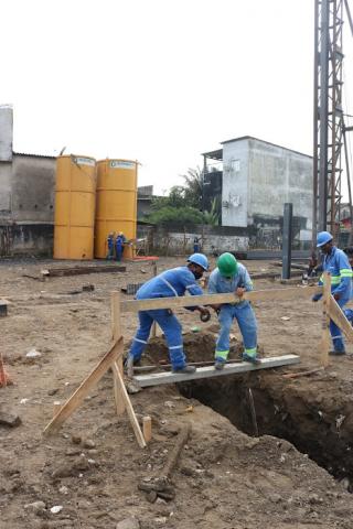 Trabalhadores na obra #paratodosverem