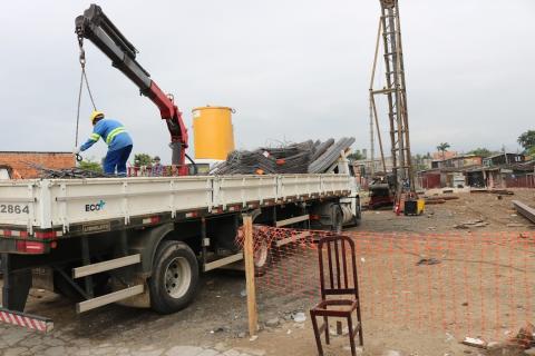 Trabalhador em cima de caminhão na obra #paratodosverem