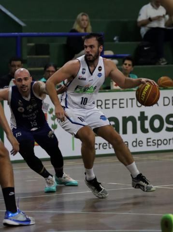 jogadores de basquete no jogo. #Paratodosverem.