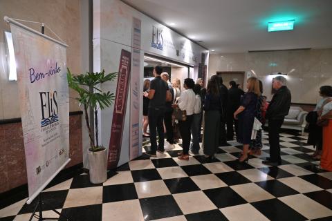 público acessa entrada da feira.  #paratodosverem