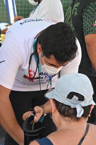 Médico realiza atendimento na população. #Paratodosverem