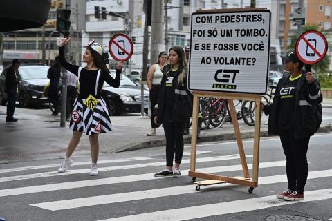 uma pessoa segura uma placa na rua #paratodosverem