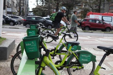 as bicicletas do sistema em estação. #paratodosverem