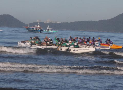 A prova é uma das principais competições de longa distância de canoa havaiana do Brasil. Fotos: Carlos Nogueira canoistas em competição #paratodosverem
