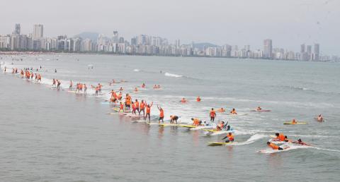surfistas na mesma onda simultaneamente. #paratodosverem