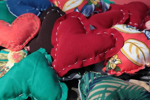 corações de tecido amontoados. #paratodosverem