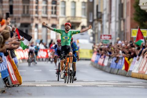 atleta na bicicleta cruza a linha de chegada #paratodosverem
