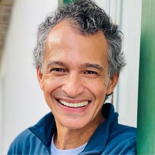 uma pessoa sorrindo #paratodosverem