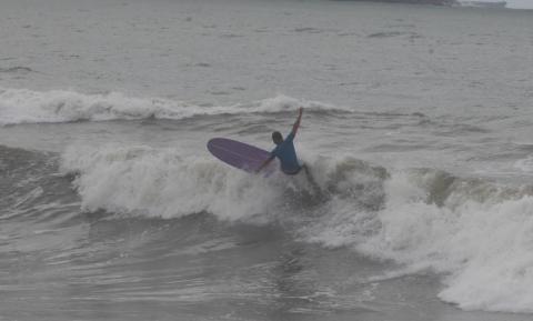 Serão disponibilizadas 15 vagas, distribuídas entre diferentes faixas etárias. Foto: Carlos Nogueira/arquivo surfista faz manobra no mar #paratodosverem