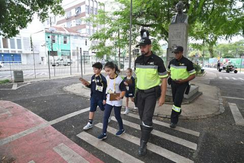 crianças atravessam a rua da minicidade  #paratodosverem