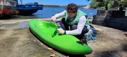 homem analisa cânula sobre caiaque #paratodosverem