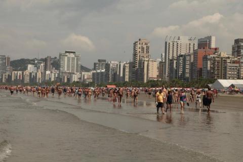 pessoas andando na praia #paratodosverem