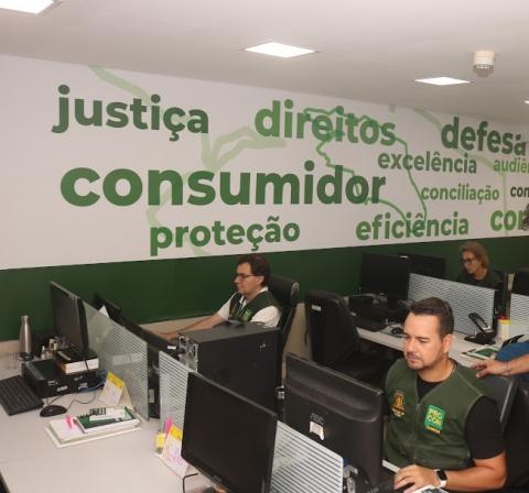 Procon orienta cuidados na já chamada 'black friday do primeiro semestre'. Fotos: Raimundo Rosa pessoas trabalhando no procon #paratodosverem