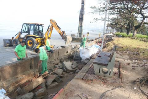 escavadeira e homens trabalham em calçadão #paratodosverem 