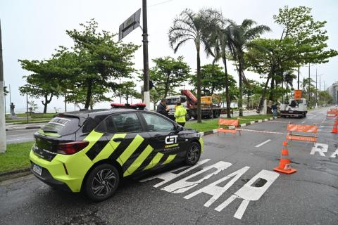 carro da CET em avenida #paratodosverem