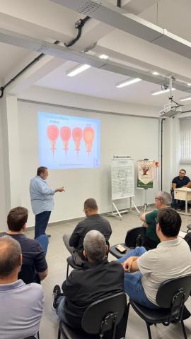 servidores acompanham palestra sentados #paratodosverem 