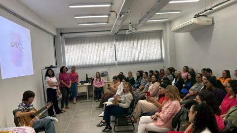 pessoas olham pra tela em palestra #paratodosverem