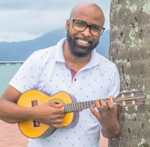 sandro simões segura cavaquinho #paratodosverem