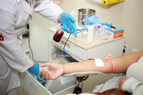pessoa doando sangue #paratodosverem