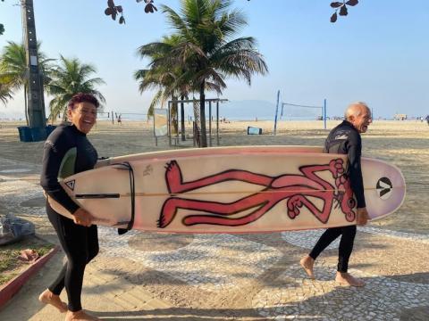 idosos levam prancha para areia #paratodosverem