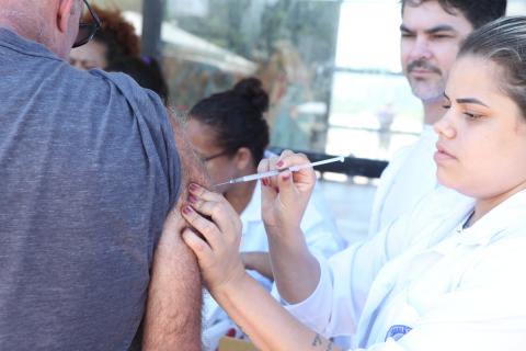 Ação marcou a parceria entre a Prefeitura de Santos e o Rotary Clube de Santos Boqueirão na Campanha Março Lilás. Fotos: Carlos Nogueira pessoa é vacinada em posto itinerante Fotos: Carlos Nogueira