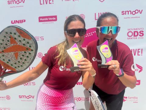 jogadoras campeãs com troféus. #Paratodoslerem