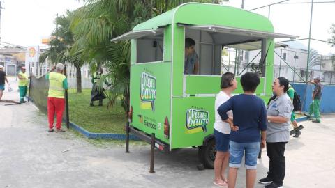 trailer do viva o bairro com pessoas em torno. #paratodosverem
