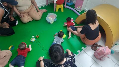 Entre os atendimentos oferecidos, está a estimulação precoce de prematuros no Centro Especializado em Reabilitação. Fotos: Rogério Bonfim e divulgação bebês em atividade no centro especilizado em reabilitação #paratodosverem