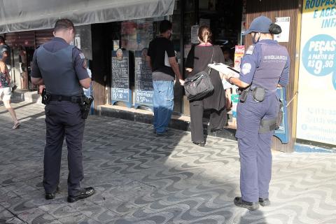 Fiscais, guarda e PM estão na frente de estabelecimento comercial. #Paratodosverem