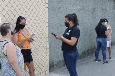 agentes da ouvidoria falam com moradores #paratodosverem