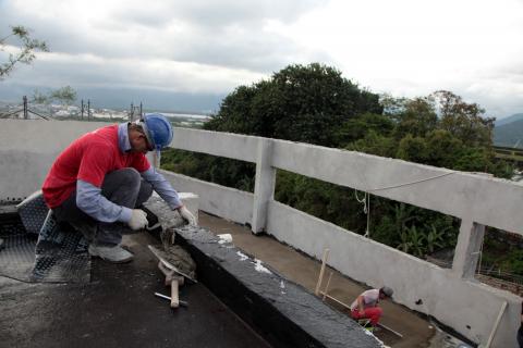 Operário atua em telhado de obra #pracegover 