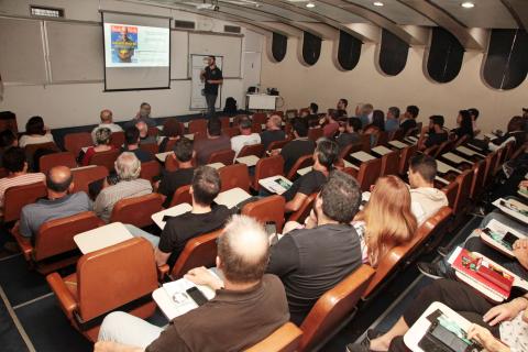 pessoas assistem a palestra #pracegover 