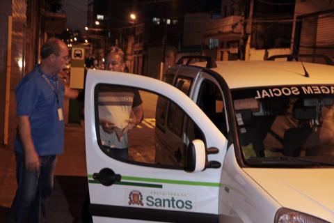 servidor parado na frente de carro da prefeitura #pracegover