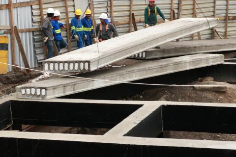 lajes são erguidas com operários acompanhando #pracegover