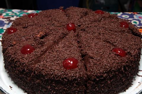 foto de bolo de chocolate #pracegover