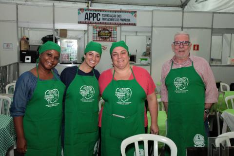 voluntários na frente de barraca #pracegover