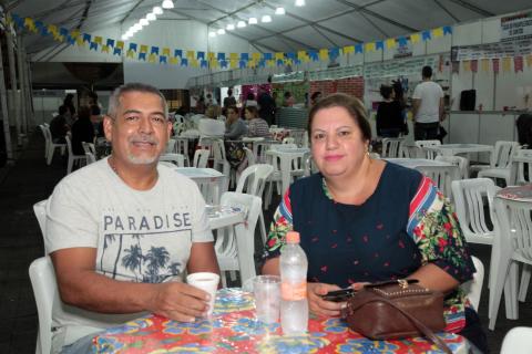 casal sentado na festa #pracegover