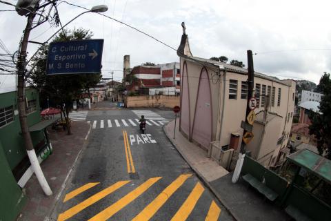 cruzamento do morro já com a sinalização #pracegover