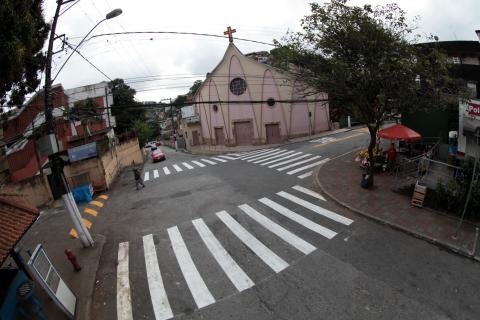 cruzamento do morro já com a sinalização #pracegover