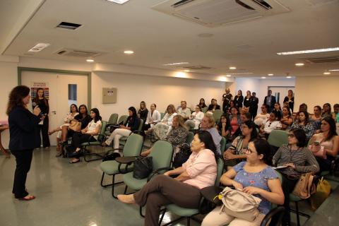 Mulheres acompanham palestra sobre amamentação #pracegover 