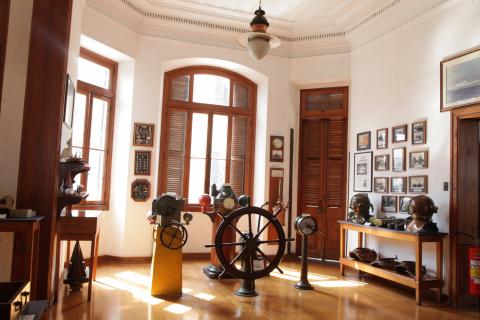 Sala no Museu do Porto com várias antiguidades alusivas às atividades portuárias,. #Pracegover