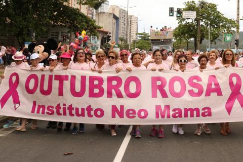 mulheres caminham com faixa da campanha #pracegover 