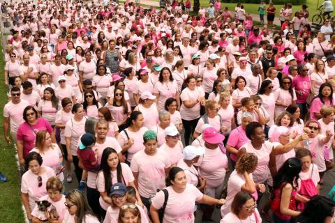 multidão caminha de rosa #pracegover 