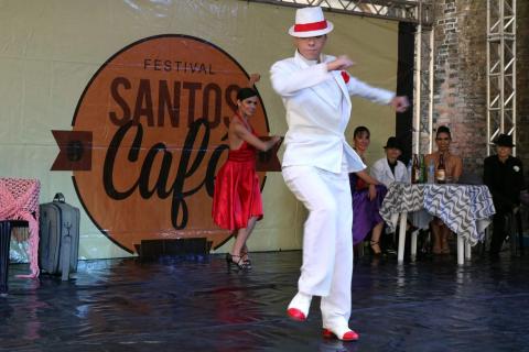 rapaz fantasiado de malandro dança no palco #pracegover 