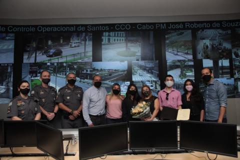 A família do homenageado ladeada por policiais militares e o prefeito paulo alexandre barbosa