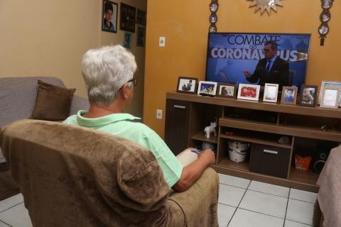 idoso assiste TV #paratodosverem